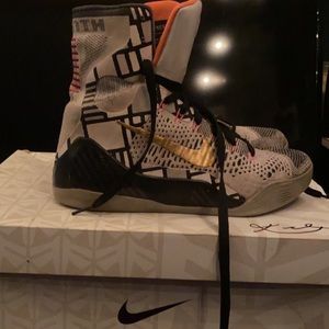 Kobe ix elite 8.5 I don’t wear them pretty solid condition comes with box